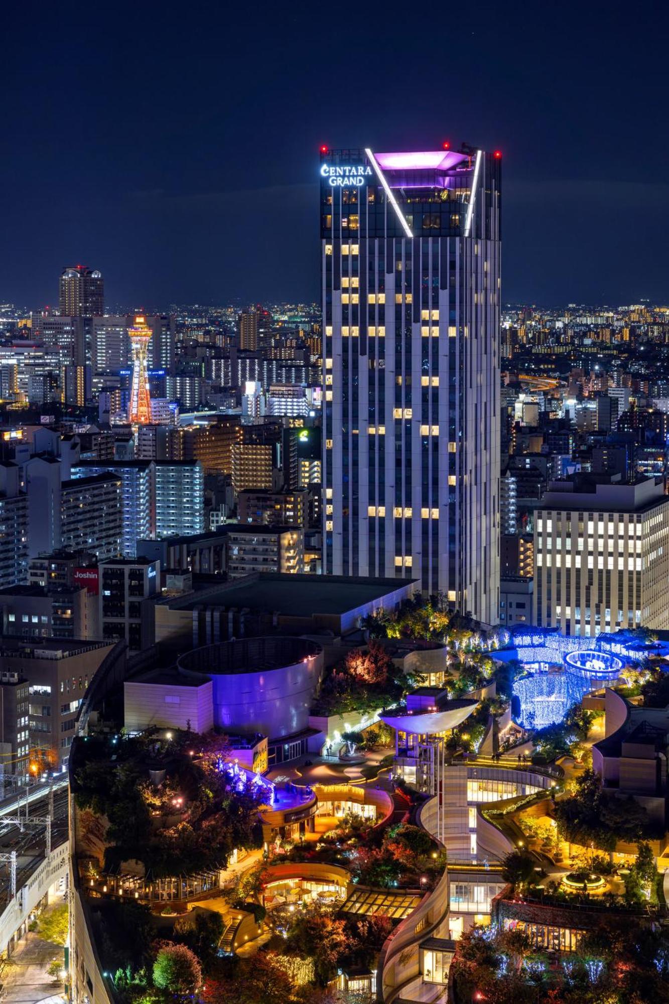 Centara Grand Hotel Osaka Buitenkant foto The hotel at night